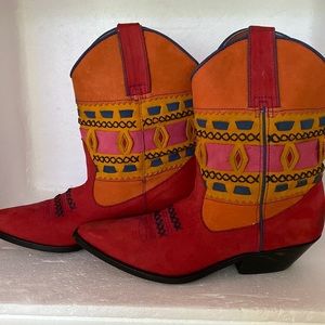 Ladies Booties, size 7.5- Circles brand- made in Brazil.